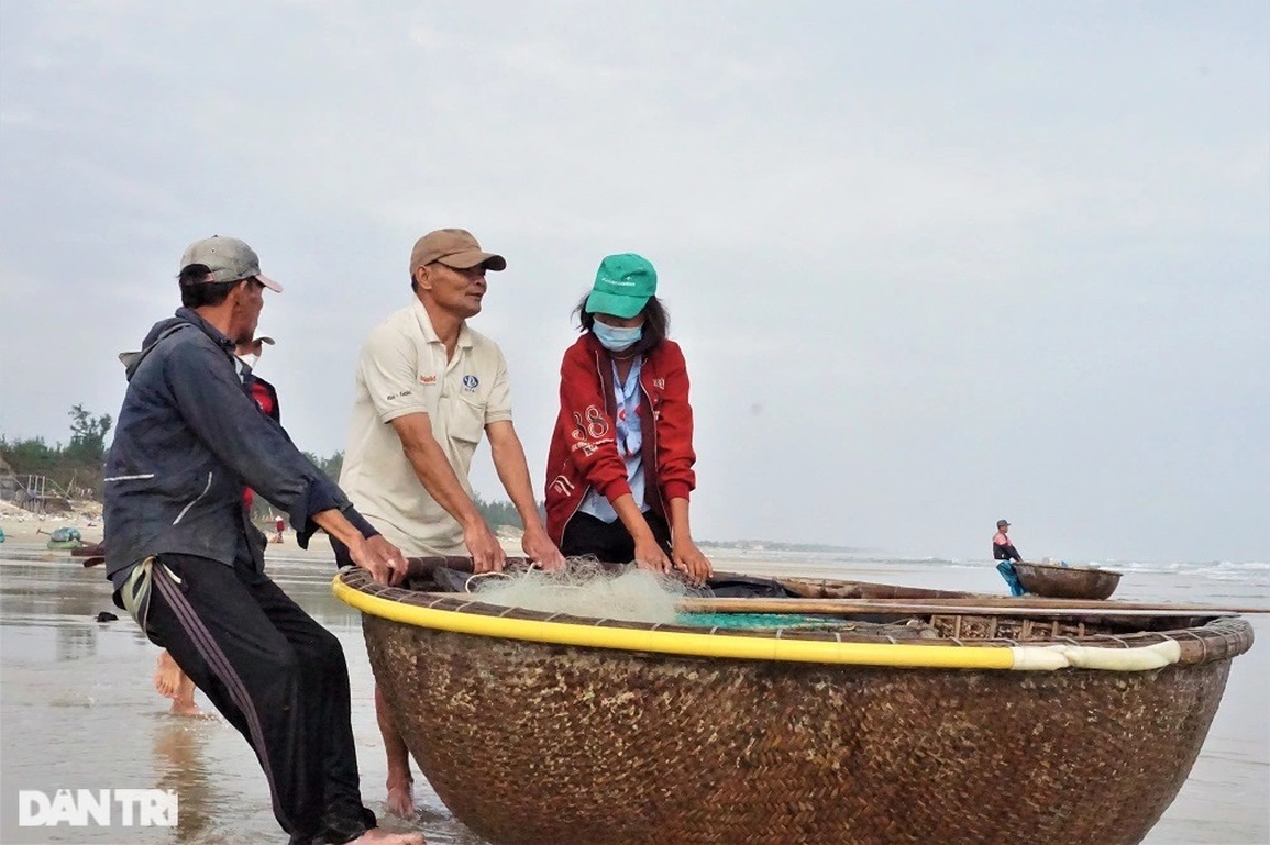 Bám biển vài tiếng, ngư dân thu tiền triệu nhờ ngón nghề tay trái - 14 Bám biển vài tiếng, ngư dân thu tiền triệu nhờ ngón nghề tay trái - 14