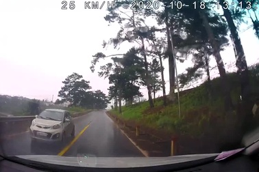 Vượt ẩu trên đường cấm vượt, ô tô tải suýt đấu đầu xe chạy ngược chiều