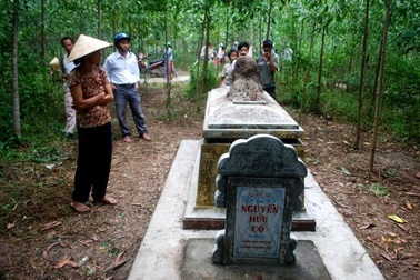 Mô đất hình đầu người "mọc" trên nấm mộ