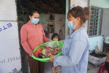 Chủ trọ miễn tiền nhà, "xin" thực phẩm cho công nhân