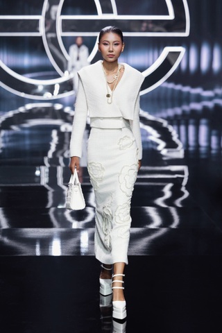 Thanh Hằng diện đầm cúp ngực, làm vedette show thời trang - 7