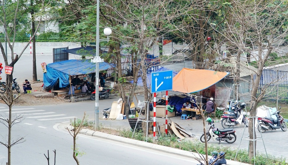 Hà Nội: Nhiều quán trà đá vỉa hè mọc trở lại bất chấp lệnh cấm - 1 Hà Nội: Nhiều quán trà đá vỉa hè mọc trở lại bất chấp lệnh cấm - 1