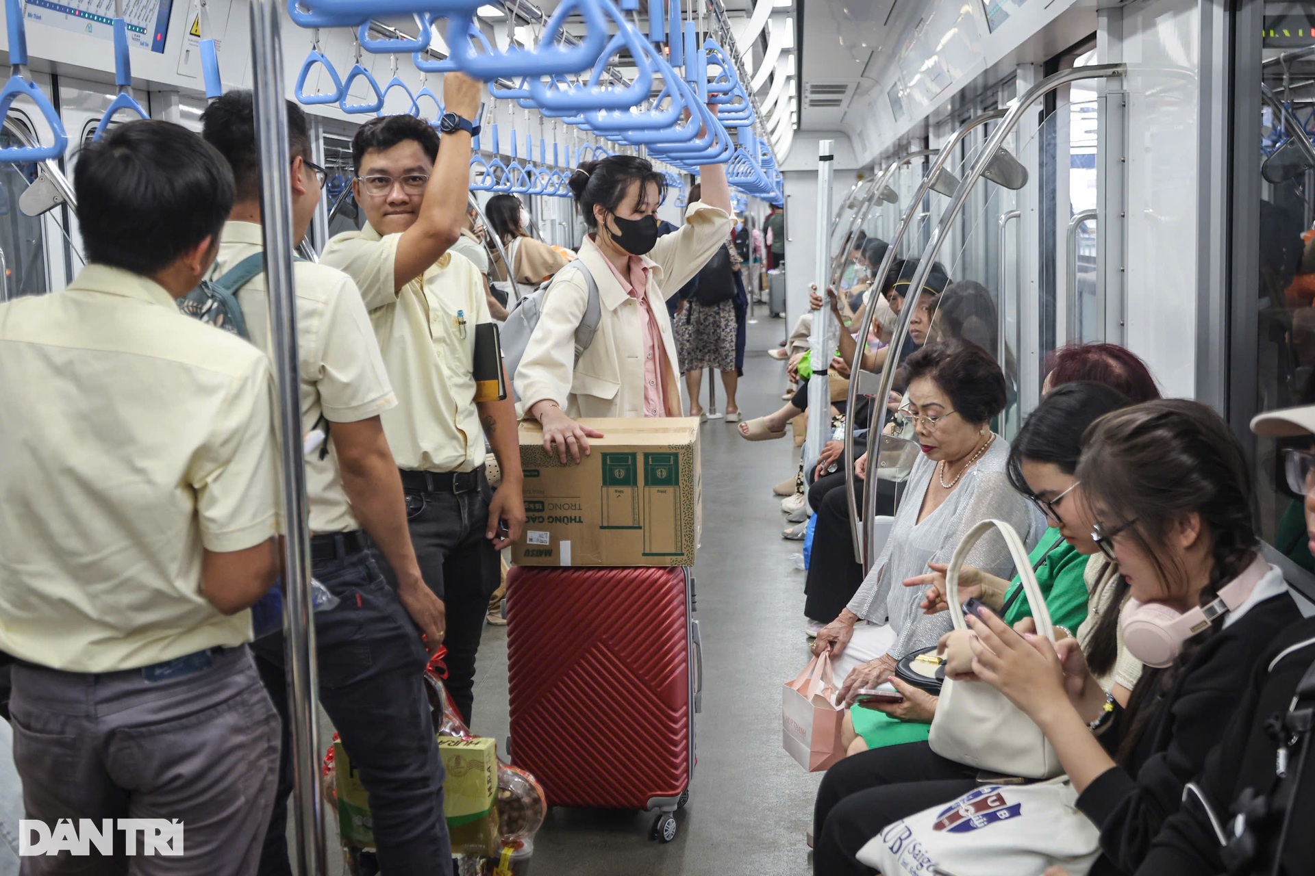 Người dân phấn khởi xách vali lên tàu Metro số 1 để ra bến xe về quê ăn Tết - 6 Người dân phấn khởi xách vali lên tàu Metro số 1 để ra bến xe về quê ăn Tết - 6