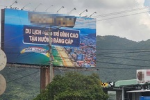 Bảng quảng cáo trò chơi đánh bạc trực tuyến ngang nhiên “mọc” dọc quốc lộ 1