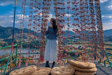 Biến hóa đa dạng phong cách thời trang cùng Hồ Thúy Diệu shop