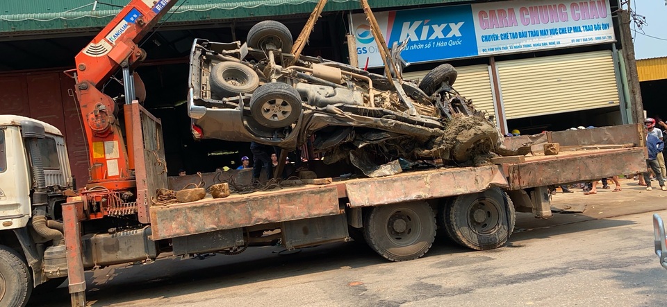 Xe bán tải bị vò nát bét, 3 người thoát chết kỳ diệu - 6 Xe bán tải bị vò nát bét, 3 người thoát chết kỳ diệu - 6