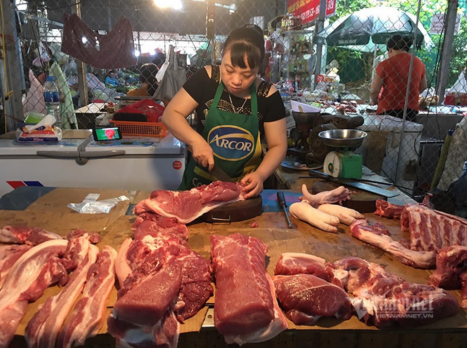 Tăng cao không chịu xuống: Dân ăn thịt lợn đắt, người buôn lãi đầy túi - 2 Tăng cao không chịu xuống: Dân ăn thịt lợn đắt, người buôn lãi đầy túi - 2