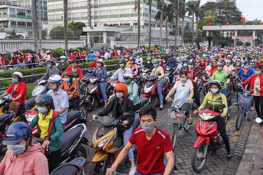 Công nhân nhận tiền trợ cấp mất việc: Trong thảm họa vẫn bị đánh thuế?