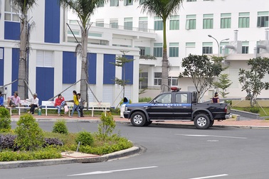 Cụ ông nhảy từ tầng 9 bệnh viện sau cuộc điện thoại cho con trai