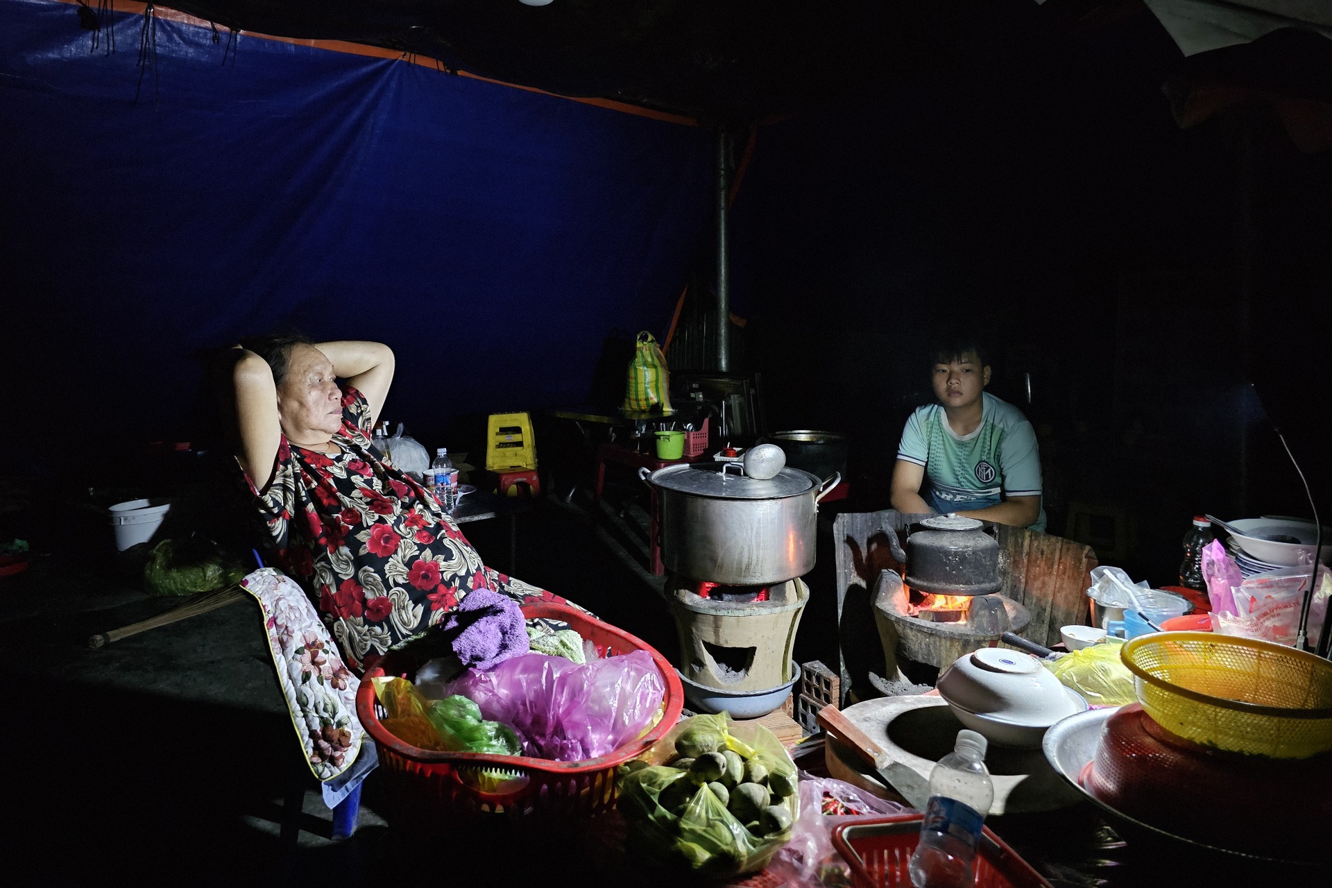 Nhiều nơi chìm trong bóng đêm, những gương mặt thất thần bên ánh đèn le lói - 3 Nhiều nơi chìm trong bóng đêm, những gương mặt thất thần bên ánh đèn le lói - 3