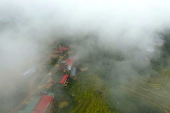 Ngắm bản làng Pù Luông trong làn sương mù mờ ảo