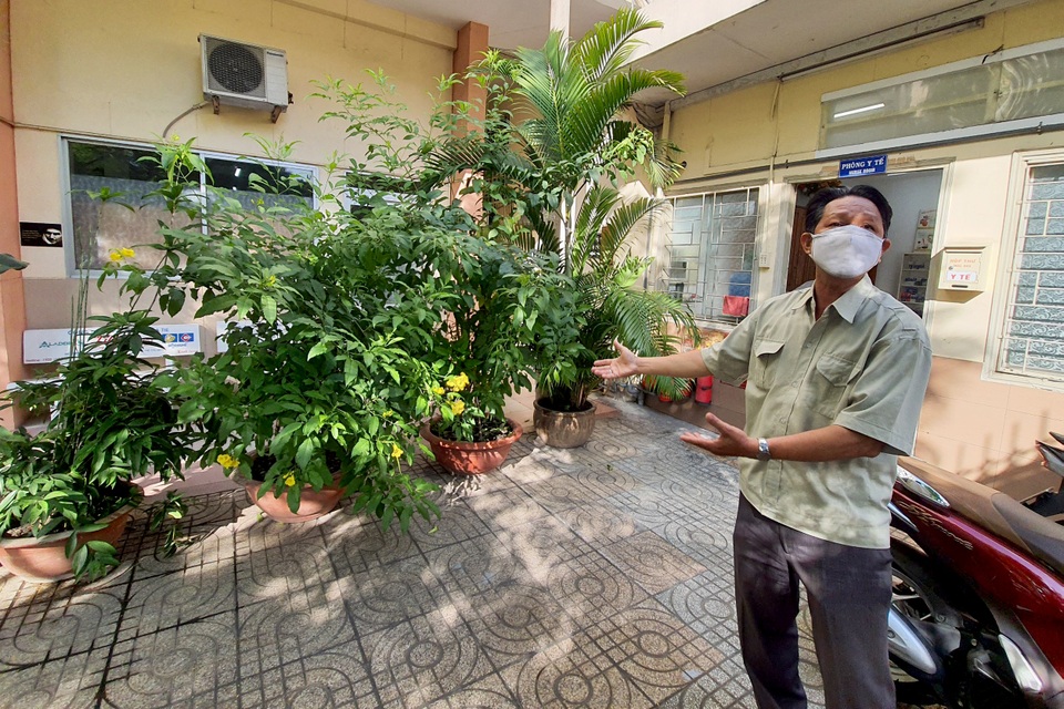 Bảo vệ trường học kể giây phút cứu nữ sinh lơ lửng ngoài lan can - 3 Bảo vệ trường học kể giây phút cứu nữ sinh lơ lửng ngoài lan can - 3