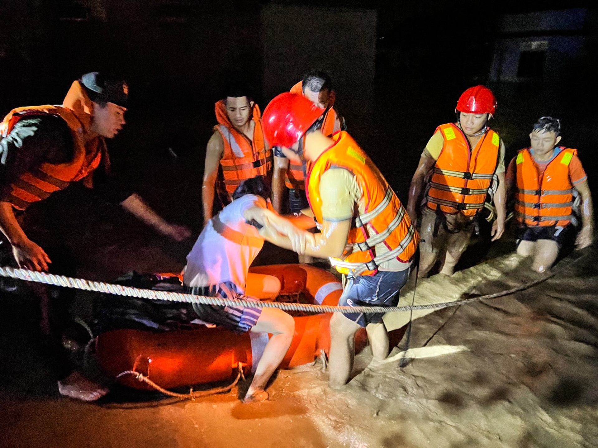 Giải cứu người dân Đà Nẵng khỏi ngập lụt trong đêm - 6 Giải cứu người dân Đà Nẵng khỏi ngập lụt trong đêm - 6