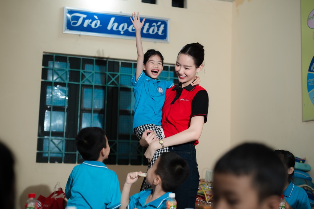 Trung thu đặc biệt ở vùng lũ: Khi tiếng cười trẻ thơ lấn át dư âm thiên tai - 3