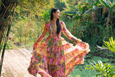 Hà Kiều Anh diện váy họa tiết rực rỡ, khoe nhan sắc trẻ trung tuổi U50