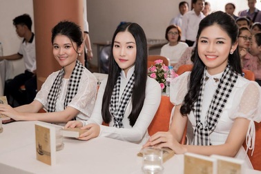 "Nàng thơ xứ Huế" Ngọc Trân mặc áo dài dịu dàng ký tặng sách