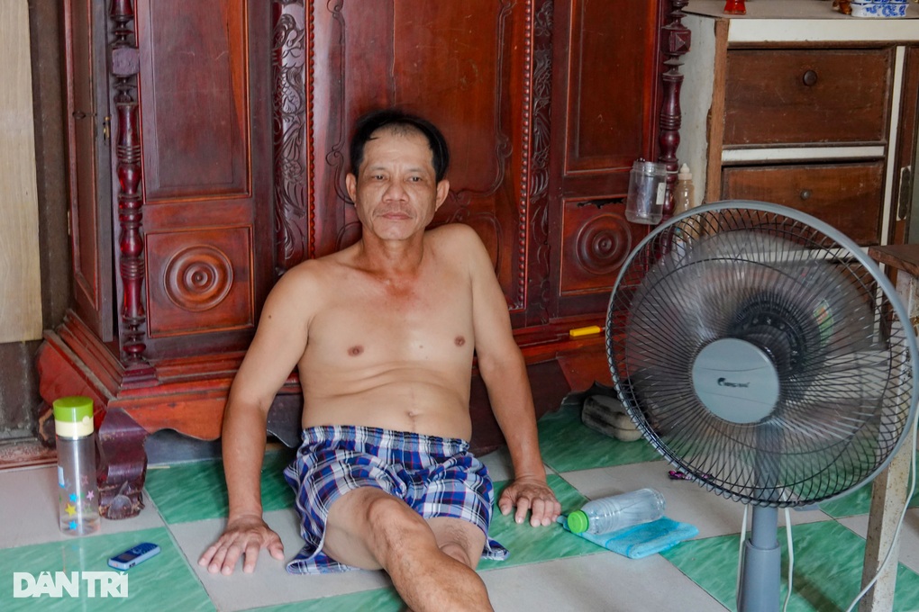 Mẹ con chia lìa, cụ ông thở dốc vì phòng trọ như chảo lửa - 6 Mẹ con chia lìa, cụ ông thở dốc vì phòng trọ như chảo lửa - 6
