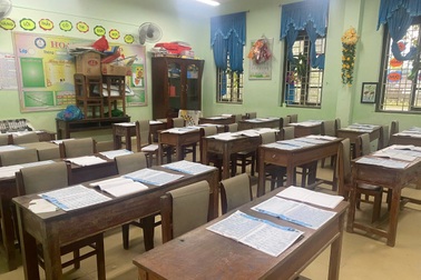 "Phơi chữ sau lụt", đón học sinh trở lại lớp