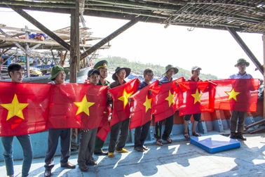 Tặng cờ Tổ quốc cho ngư dân