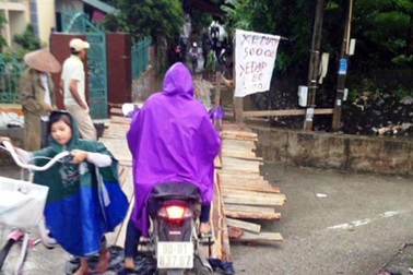 Nước ngập cầu treo, dân tự dựng cầu tạm rồi... thu phí