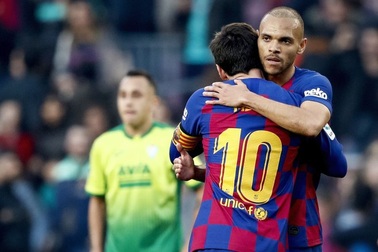 Braithwaite phủ nhận việc muốn lấy áo số 10 của Messi