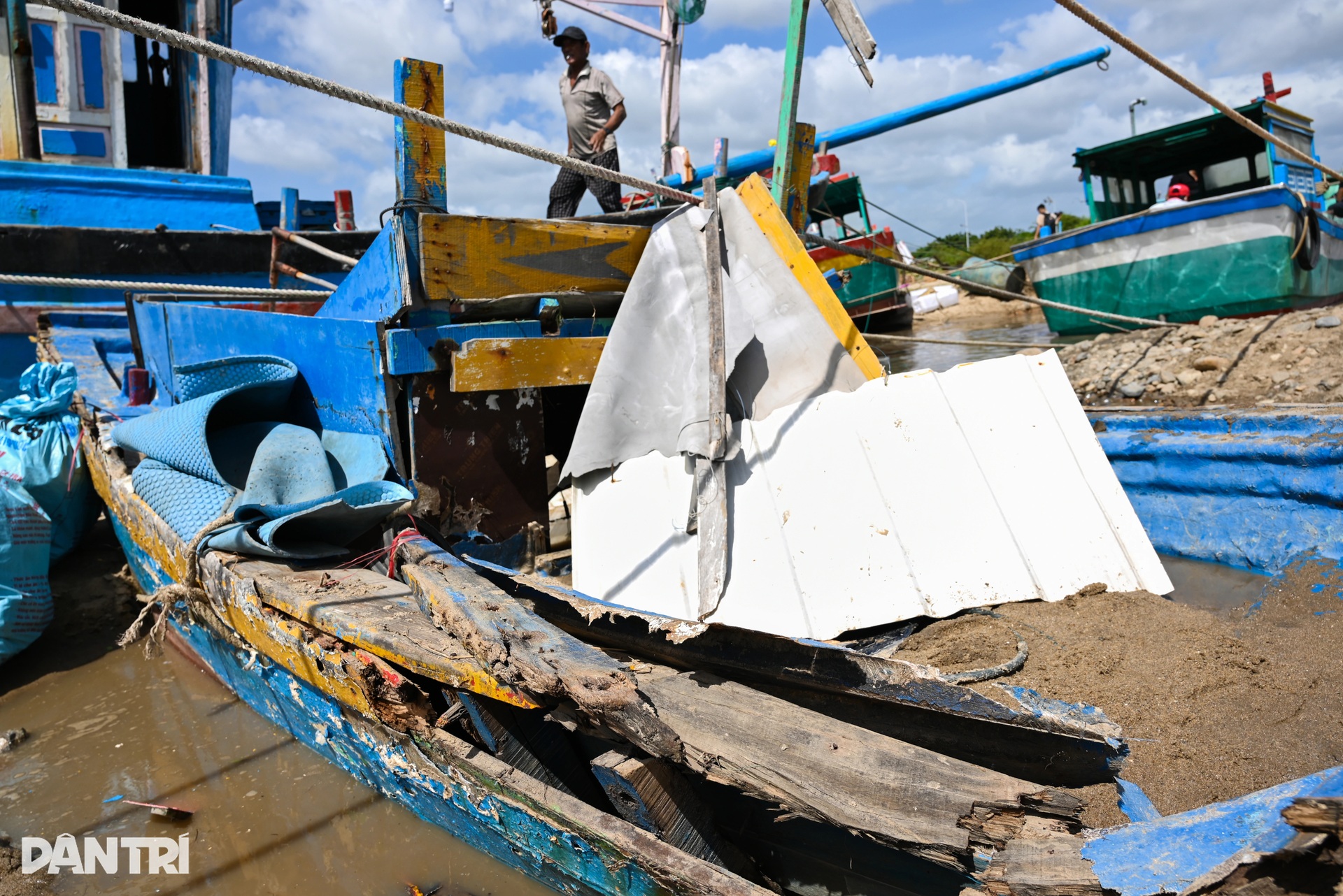 Ngư dân Lâm Đồng khóc ròng bên xác tàu tả tơi sau trận lũ lịch sử - 5 Ngư dân Lâm Đồng khóc ròng bên xác tàu tả tơi sau trận lũ lịch sử - 5