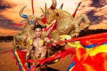 Đại diện Việt Nam trình diễn trang phục 50kg ở Nam vương Du lịch Thế giới