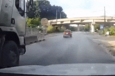 Xe con lĩnh hậu quả vì một lỗi khi vượt mà không ít tài xế Việt mắc phải