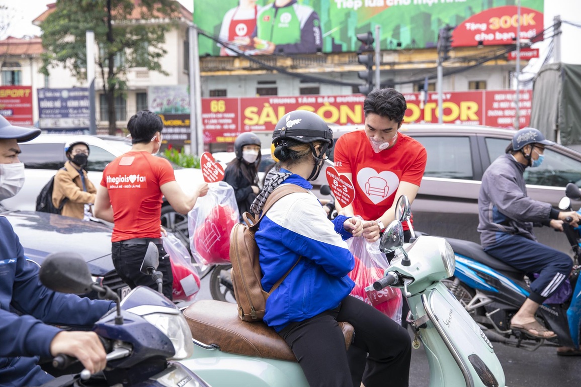Mỹ nam đường phố tặng quà cho phái đẹp ngày 8/3 - 2