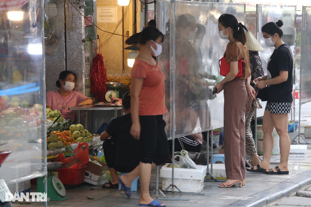 Hà Nội nới lỏng giãn cách, chợ dân sinh nhộn nhịp, tiểu thương phấn khởi - 10 Hà Nội nới lỏng giãn cách, chợ dân sinh nhộn nhịp, tiểu thương phấn khởi - 10