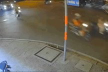 Vượt đèn đỏ lao vào ngã tư, thanh niên đi xe máy đâm ngã người đi đường