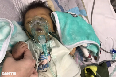 Bụng bé gái 3 tháng tuổi phình to như muốn nổ tung