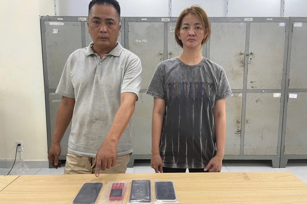Bắt đôi nam nữ chuyên gài bẫy các cửa hàng bán iPhone ở TPHCM - 1 Bắt đôi nam nữ chuyên gài bẫy các cửa hàng bán iPhone ở TPHCM - 1