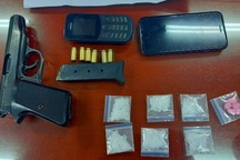 Nam thanh niên mang theo súng quân dụng và 6 viên đạn để "phòng thân"