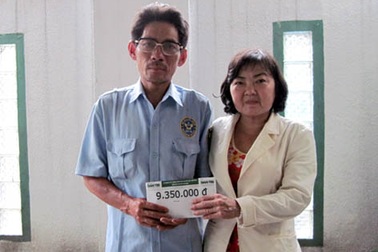 Gia đình cô gái bán vé số chạy thận đã mua được xe máy 