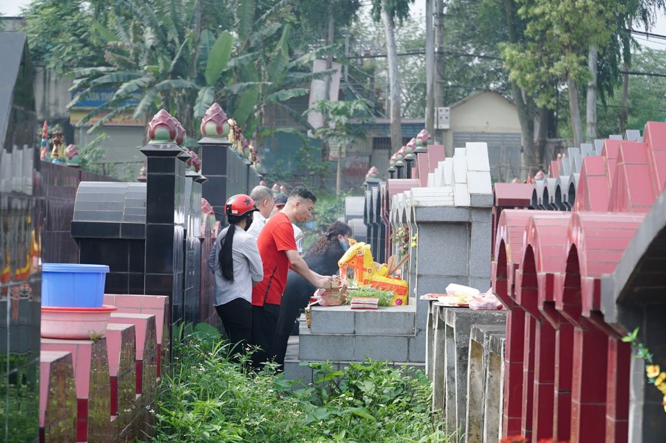 Nhiều người dân đi tảo mộ dịp Tết Thanh minh - 8 Nhiều người dân đi tảo mộ dịp Tết Thanh minh - 8