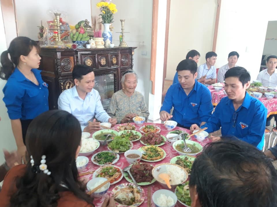 Tuổi trẻ Quảng Trị tổ chức “Bữa cơm tất niên” tri ân Mẹ Việt Nam Anh hùng - 1 Tuổi trẻ Quảng Trị tổ chức “Bữa cơm tất niên” tri ân Mẹ Việt Nam Anh hùng - 1
