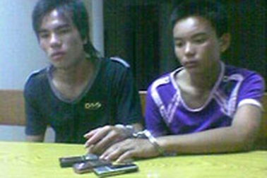 Hai games thủ nhí túng tiền cướp điện thoại