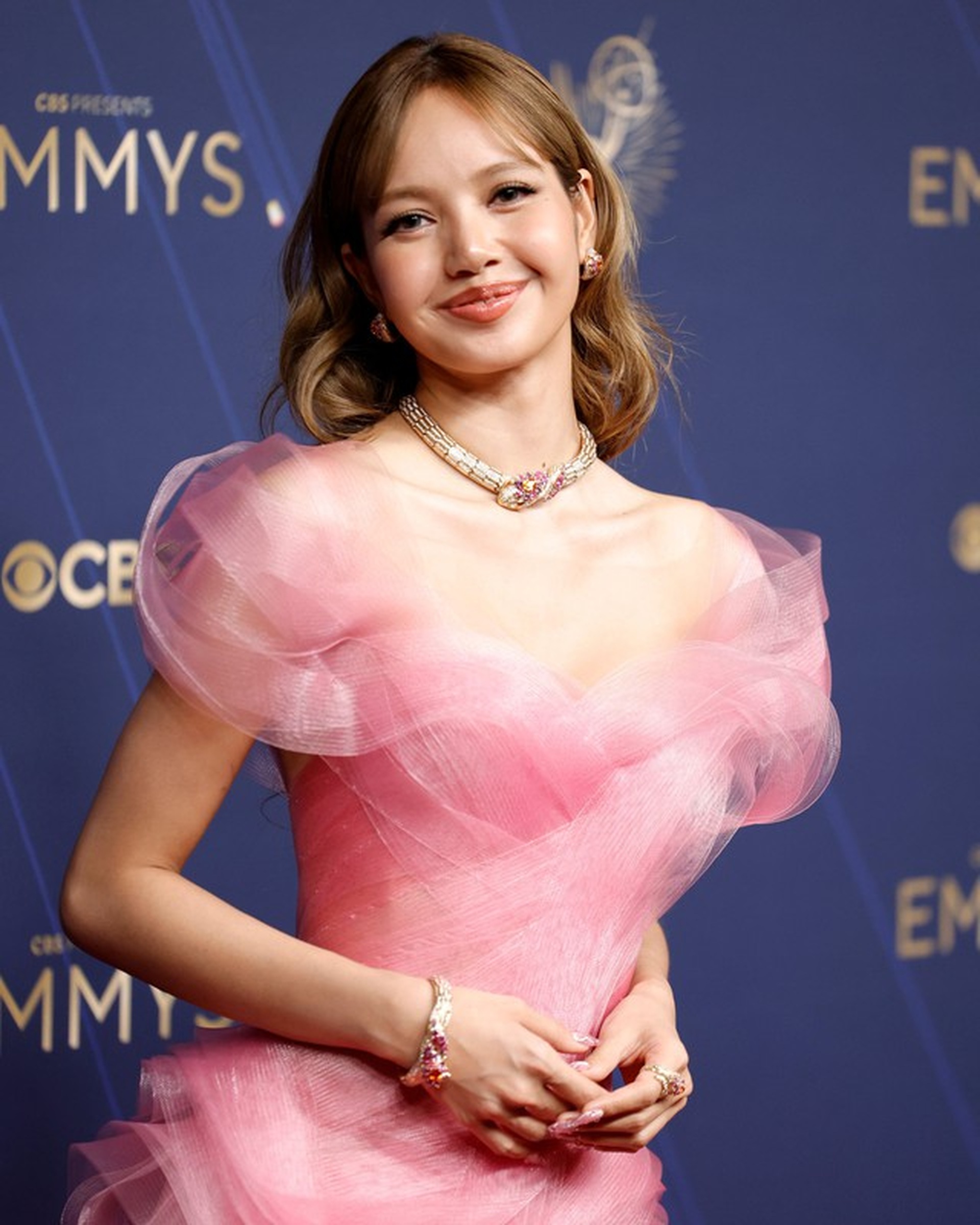 Lisa hóa công chúa dịu dàng, cô dâu tương lai Selena Gomez đẹp quyến rũ - 3 Lisa hóa công chúa dịu dàng, cô dâu tương lai Selena Gomez đẹp quyến rũ - 3