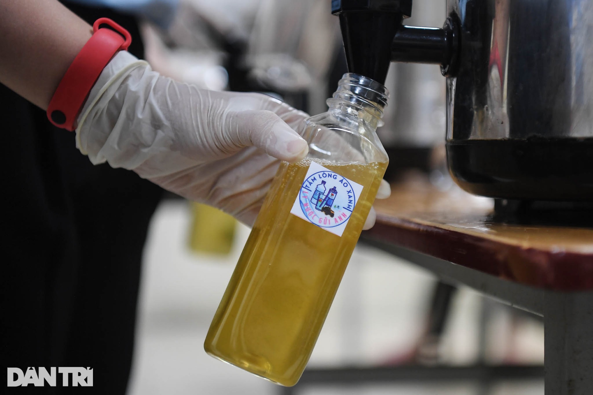 Chiến sĩ công an chống dịch bất ngờ nhận quà đặc biệt từ thanh niên Thủ đô - 3 Chiến sĩ công an chống dịch bất ngờ nhận quà đặc biệt từ thanh niên Thủ đô - 3