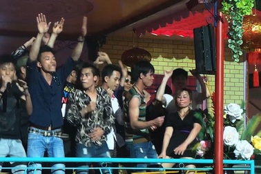 Nhảy, lắc "bốc lửa" trong khuôn viên khu di tích đền Hùng