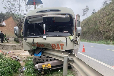 Xe khách đâm vào lan can khiến 6 người bị thương