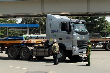 Thiếu nữ la hét thảm thiết dưới bánh xe đầu kéo