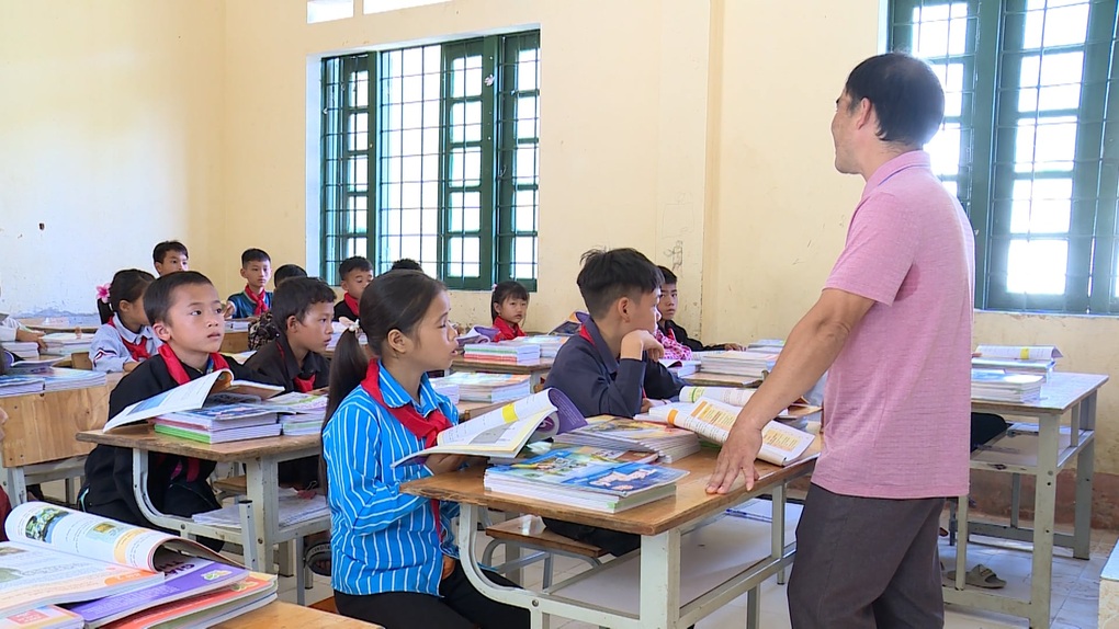Mehr als 900 Lehrer scheitern bei der Preisverleihung zum Jahresende, weil sie keine Wohltätigkeitsfonds unterstützen - 1 Hơn 900 giáo viên trượt khen thưởng cuối năm vì không ủng hộ quỹ từ thiện - 1