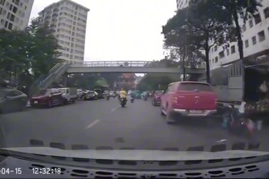 Ô tô ủi bay người đi xe máy trong một tình huống khó hiểu