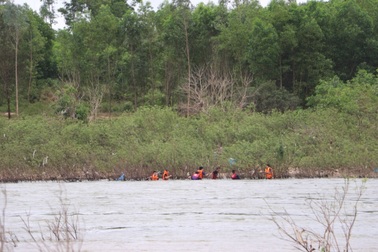 Một người rơi xuống cầu kênh, sau 2 ngày tìm kiếm vẫn mất tích
