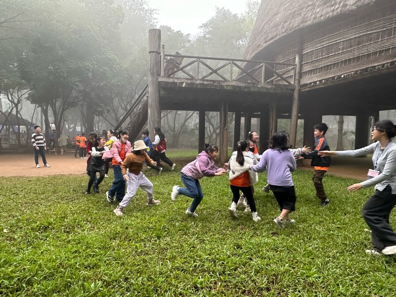 14. Các bạn nhỏ chơi rồng rắn lên mây.jpg 14. Các bạn nhỏ chơi rồng rắn lên mây.jpg