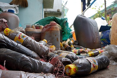 Rùng mình cảnh dòi lúc nhúc chui lên trong mắm tôm