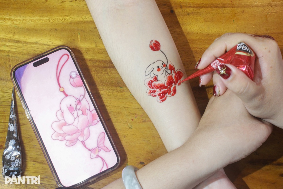 Nghệ thuật xăm tạm thời chinh phục giới trẻ ở TPHCM - 4 Nghệ thuật xăm tạm thời chinh phục giới trẻ ở TPHCM - 4