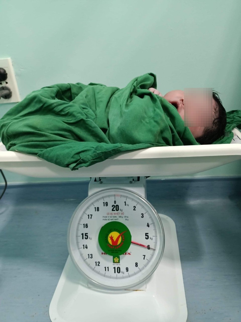 Bé gái sơ sinh cân nặng hiếm gặp, gần 6kg - 1 Bé gái sơ sinh cân nặng hiếm gặp, gần 6kg - 1